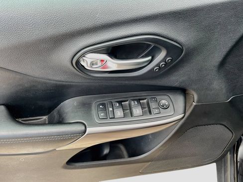 Used 2019 Jeep Cherokee Limited FWD image 18