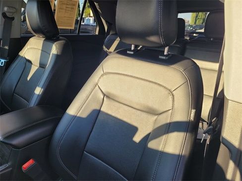 Used 2023 Ford Explorer Limited image 12