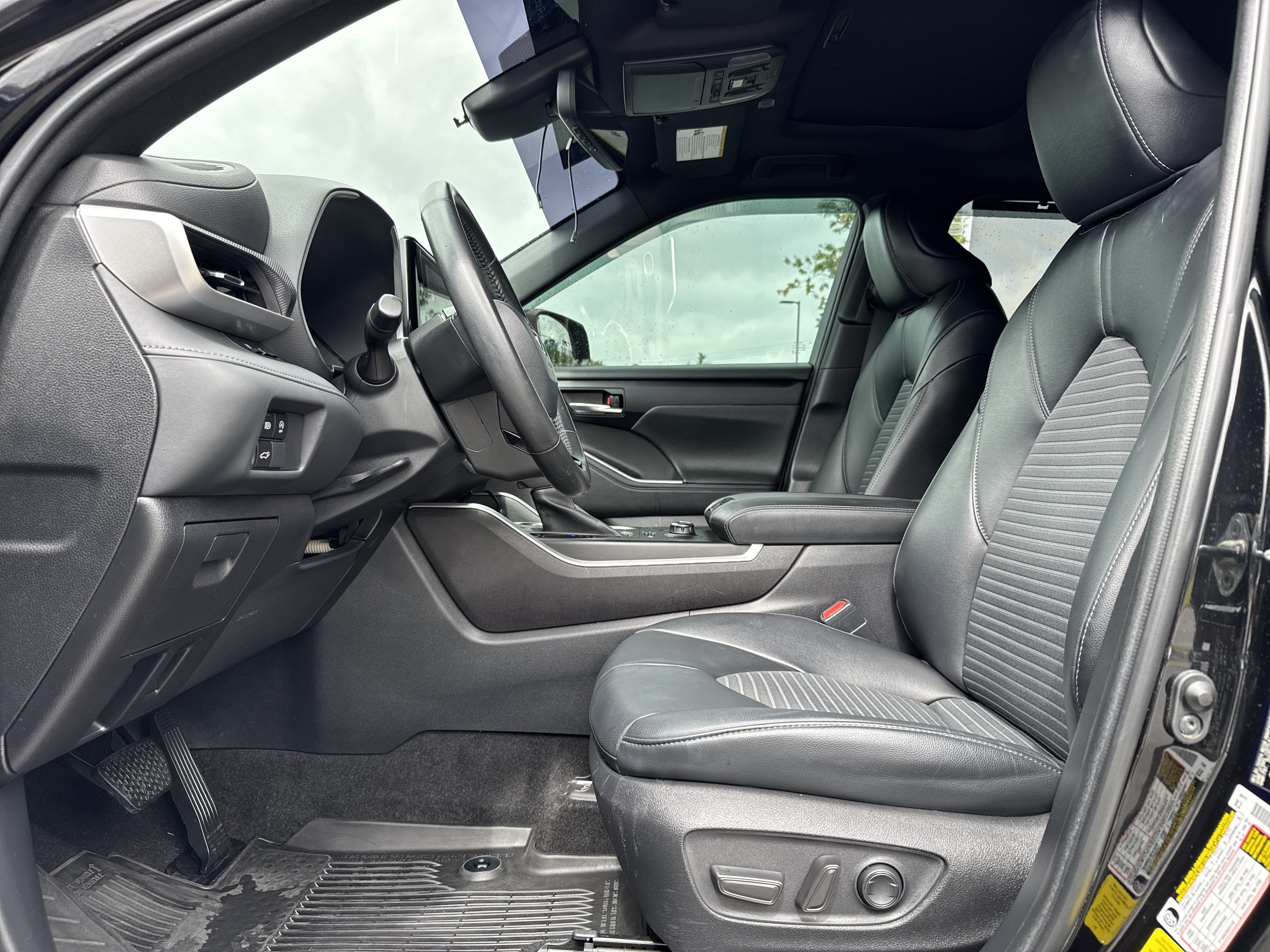 Used 2023 Toyota Highlander XSE AWD/4WD image 16