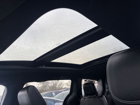 Used 2025 Chrysler Pacifica Limited image 32