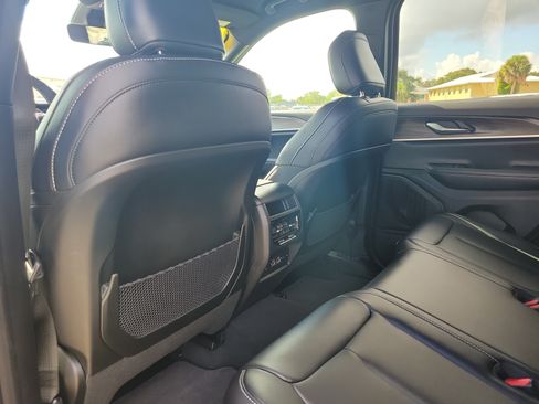 Used 2025 Jeep Grand Cherokee Limited RWD image 11