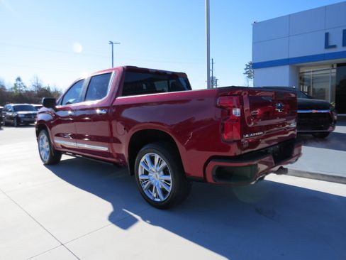 Used 2024 Chevrolet Silverado 1500 High Country w/ High Country Premium Package image 3