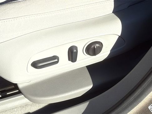 Used 2022 GMC Acadia SLE w/ Driver Convenience Package image 11