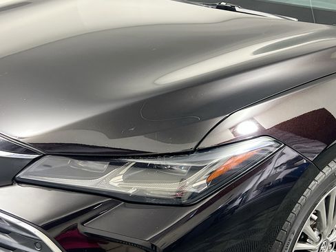 Used 2019 Toyota Avalon Limited image 11