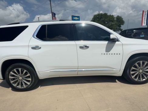 Used 2023 Chevrolet Traverse Premier w/ LPO, Cargo Package FWD image 9