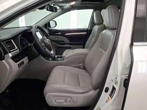 Used 2018 Toyota Highlander XLE AWD/4WD image 3