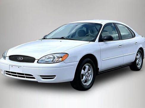 Used 2005 Ford Taurus SE image 2