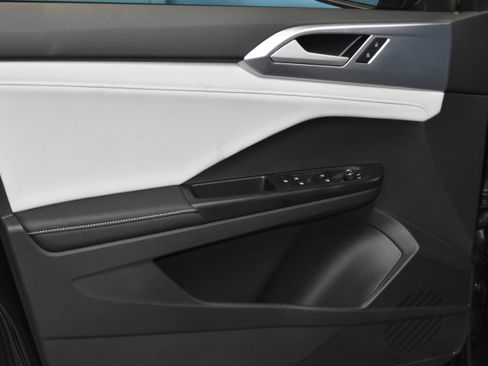 New 2025 Volkswagen Taos SE image 3