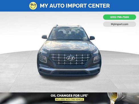 Used 2025 Hyundai Venue SEL FWD image 2