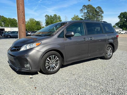 Used 2020 Toyota Sienna XLE Premium FWD image 3