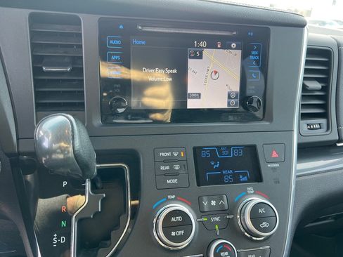 Used 2015 Toyota Sienna SE Premium image 31
