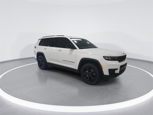 Used 2025 Jeep Grand Cherokee L Altitude image 2