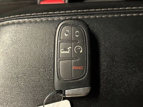 Used 2020 Jeep Cherokee Limited image 19