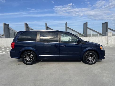 Used 2017 Dodge Grand Caravan SXT FWD image 4
