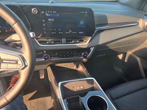 Used 2025 Chevrolet Equinox LT w/ Convenience Package II image 9