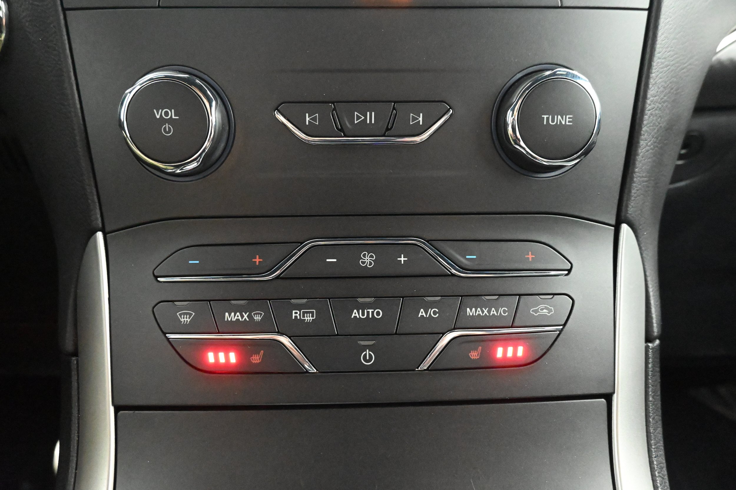 Used 2020 Ford Edge ST-Line w/ Cold Weather Package AWD/4WD image 14