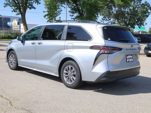 Used 2024 Toyota Sienna XLE image 6