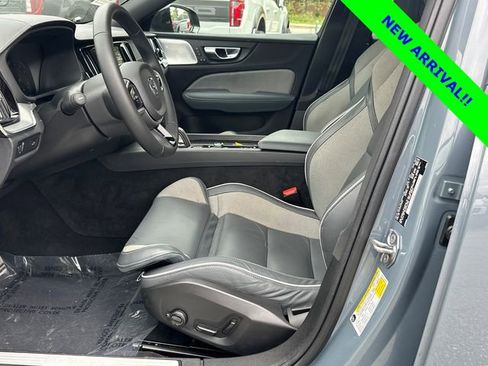 Used 2022 Volvo S60 B5 R-Design image 9