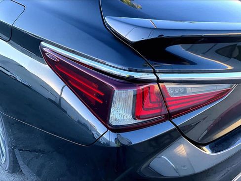 Used 2024 Lexus ES 300h w/ Premium Package image 29