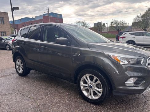 Used 2019 Ford Escape SE image 3