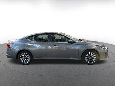 Used 2025 Nissan Altima 2.5 SV image 8