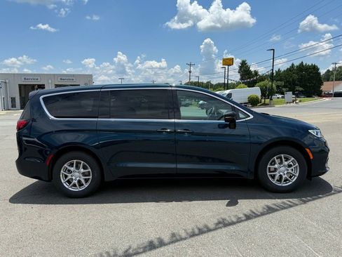Used 2025 Chrysler Pacifica Select FWD image 2