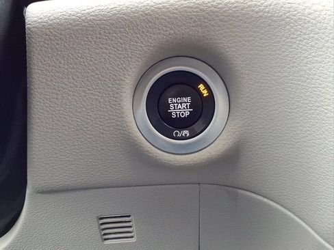 Used 2024 Chrysler Pacifica Limited FWD image 9