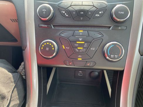 Used 2017 Ford Fusion SE FWD image 13