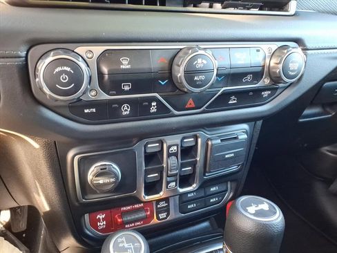 Used 2024 Jeep Wrangler Unlimited Rubicon image 10