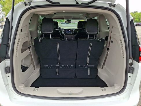 Used 2023 Chrysler Pacifica Touring-L FWD image 31