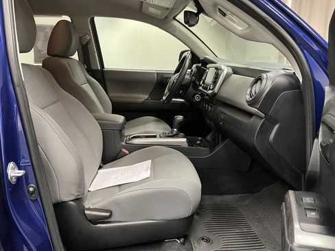 Used 2022 Toyota Tacoma SR5 w/ Black Out Package (TMS) AWD/4WD image 35