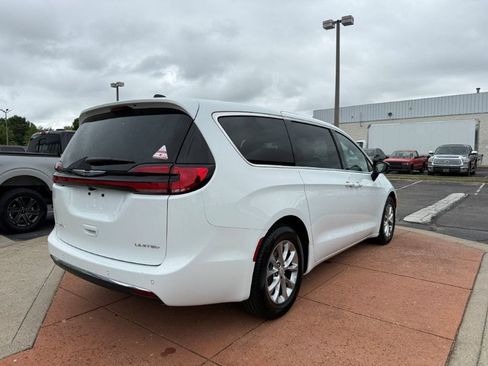 Used 2026 Chrysler Pacifica Limited FWD image 6