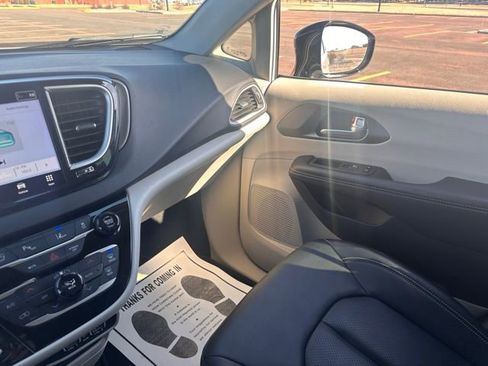 Used 2024 Chrysler Pacifica Touring-L image 34