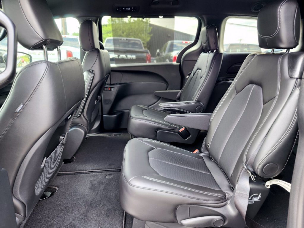 New 2026 Chrysler Pacifica Select w/ S Appearance Package AWD/4WD image 16