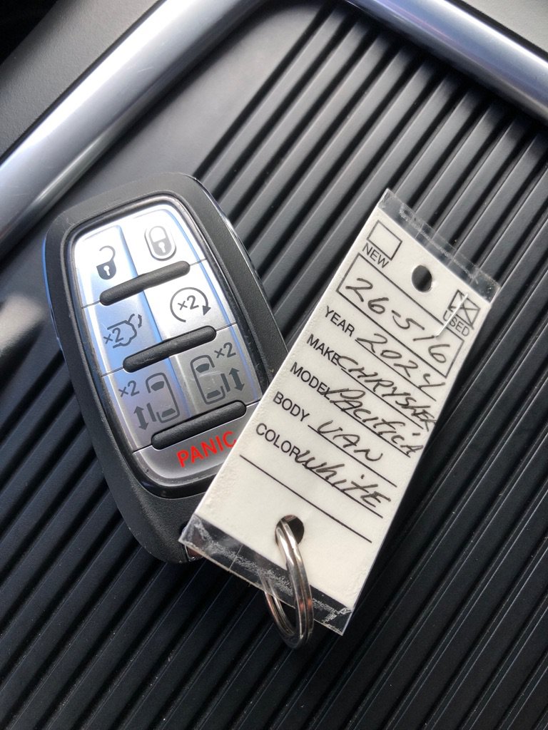 Used 2024 Chrysler Pacifica Touring-L FWD image 40