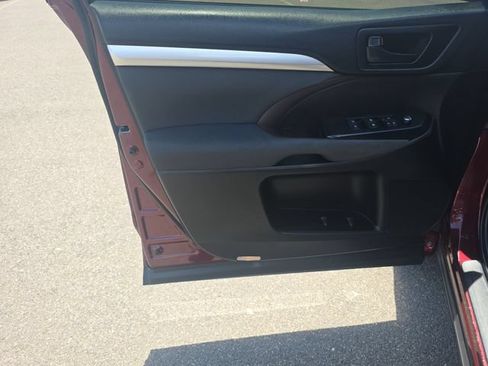 Used 2017 Toyota Highlander LE w/ Carpet Mat Package FWD image 11