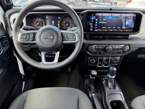 Used 2026 Jeep Wrangler Unlimited Sahara AWD/4WD image 17