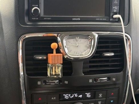 Used 2013 Chrysler Town & Country Touring image 6