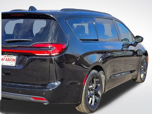 New 2026 Chrysler Pacifica Select image 40