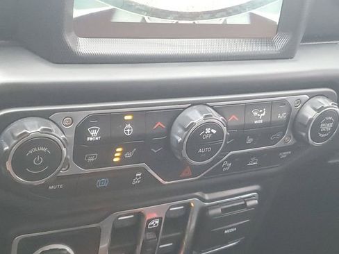 Used 2023 Jeep Wrangler Unlimited Sahara image 19