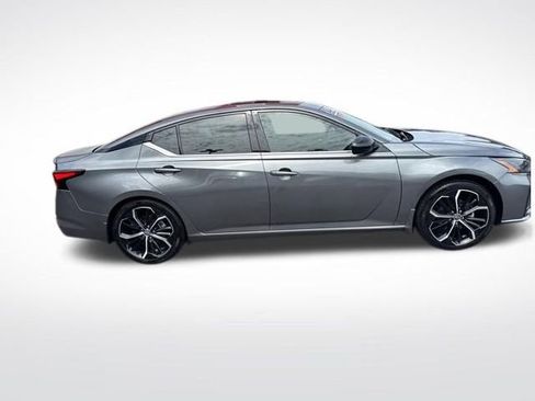 Used 2023 Nissan Altima 2.5 SR w/ SR Premium Package FWD image 8