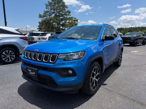 Used 2024 Jeep Compass Latitude AWD/4WD image 2