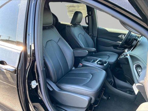 New 2027 Chrysler Pacifica Select AWD/4WD image 17