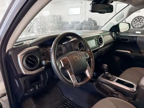 Used 2018 Toyota Tacoma SR5 AWD/4WD image 8