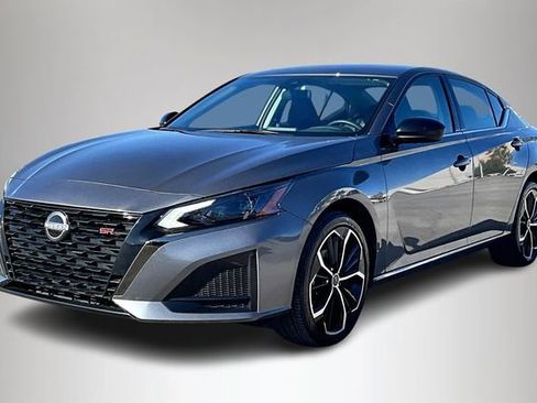 Used 2025 Nissan Altima 2.5 SR image 2