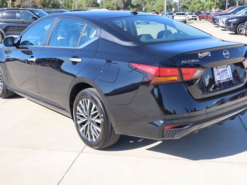 Used 2024 Nissan Altima 2.5 SV image 7