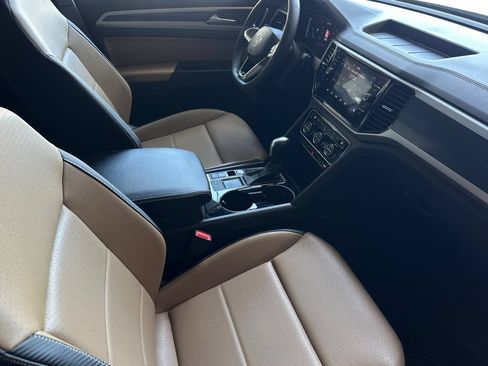Used 2023 Volkswagen Atlas Cross Sport SE w/ Panoramic Sunroof Package FWD image 16