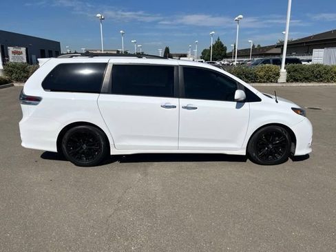 Used 2013 Toyota Sienna SE FWD image 3