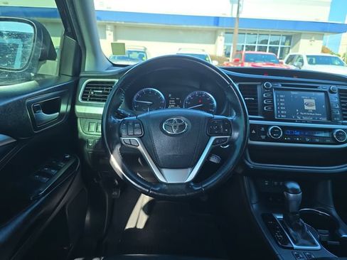 Used 2018 Toyota Highlander XLE FWD image 16