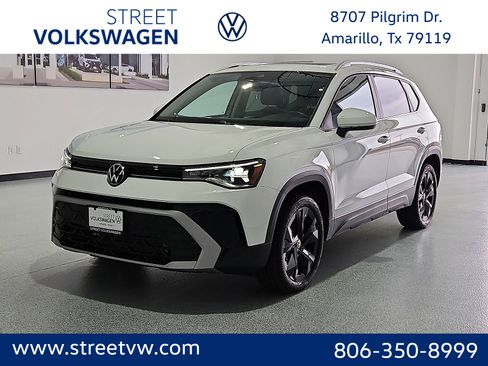 Used 2025 Volkswagen Taos SE FWD image 1